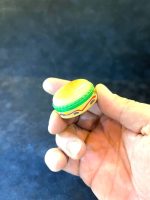 فندک بشکنی طرح همبرگر، فندکی فانتزی با طراحی بامزه و واقع‌گرایانه است. کوچک، سبک و قابل شارژ با شعله‌ای قوی؛ هدیه‌ای خلاقانه برای علاقه‌مندان به وسایل خاص.