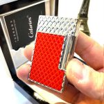 فندک کالوریس اصلی لاکی قرمز طرح الماس مخزن فلزی - Image 5